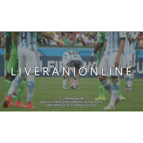 (140625) -- PORTO ALEGRE, June 25, 2014 () -- Argentina\'s Lionel Messi (C) prepares to shoot a free kick during a Group F match between Nigeria and Argentina of 2014 FIFA World Cup at the Estadio Beira-Rio Stadium in Porto Alegre, Brazil, on June 25, 2014.(/Li Ga)(pcy) AG ALDO LIVERANI SAS ONLY ITALY