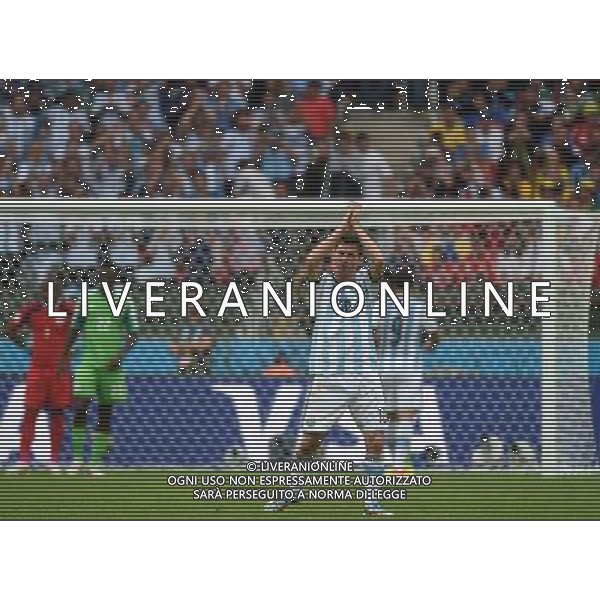 (140625) -- PORTO ALEGRE, June 25, 2014 () -- Argentina\'s Lionel Messi applauds the audience before he is substituted during a Group F match between Nigeria and Argentina of 2014 FIFA World Cup at the Estadio Beira-Rio Stadium in Porto Alegre, Brazil, on June 25, 2014.(/Li Ga)(pcy) AG ALDO LIVERANI SAS ONLY ITALY