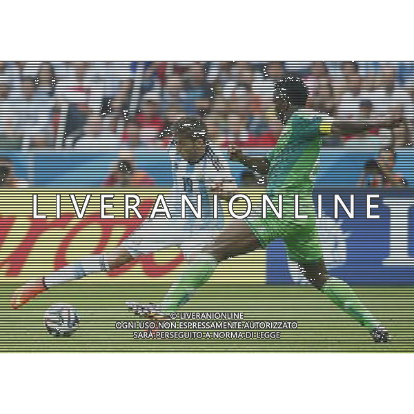 (140625) -- PORTO ALEGRE, June 25, 2014 () -- Argentina\'s Ricardo Alvarez (L) controls the ball during a Group F match between Nigeria and Argentina of 2014 FIFA World Cup at the Estadio Beira-Rio Stadium in Porto Alegre, Brazil, on June 25, 2014.(/Chen Jianli)(pcy) AG ALDO LIVERANI SAS ONLY ITALY