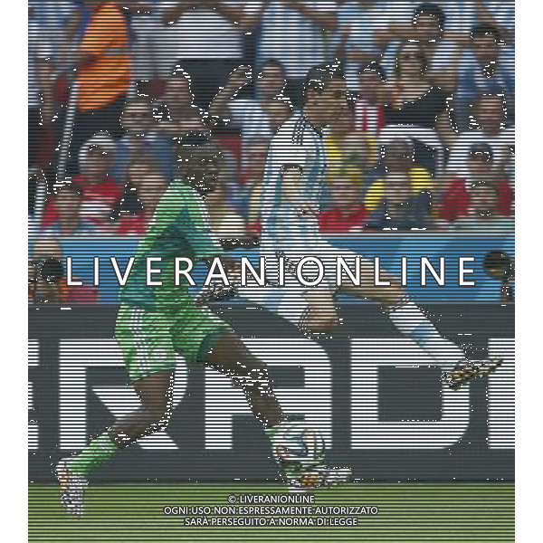 (140625) -- PORTO ALEGRE, June 25, 2014 () -- Argentina\'s Angel Di Maria (R) vies with Nigeria\'s Kenneth Omeruo during a Group F match between Nigeria and Argentina of 2014 FIFA World Cup at the Estadio Beira-Rio Stadium in Porto Alegre, Brazil, on June 25, 2014. Argentina won 3-2 over Nigeria on Wednesday. (/Chen Jianli)(pcy) AG ALDO LIVERANI SAS ONLY ITALY