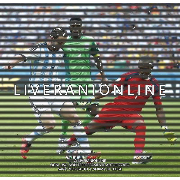 (140625) -- PORTO ALEGRE, June 25, 2014 () -- Nigeria\'s goalkeeper Vincent Enyeama (R) attempts to block the ball controlled by Argentina\'s Gonzalo Higuain during a Group F match between Nigeria and Argentina of 2014 FIFA World Cup at the Estadio Beira-Rio Stadium in Porto Alegre, Brazil, on June 25, 2014. Argentina won 3-2 over Nigeria on Wednesday. (/Chen Jianli)(pcy) AG ALDO LIVERANI SAS ONLY ITALY
