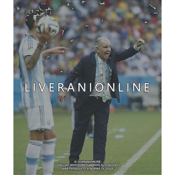 (140625) -- PORTO ALEGRE, June 25, 2014 () -- Argentina\'s coach Alejandro Sabella (R) gives instructions during a Group F match between Nigeria and Argentina of 2014 FIFA World Cup at the Estadio Beira-Rio Stadium in Porto Alegre, Brazil, on June 25, 2014. Argentina won 3-2 over Nigeria on Wednesday. (/Chen Jianli)(pcy) AG ALDO LIVERANI SAS ONLY ITALY