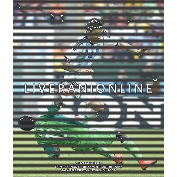 (140625) -- PORTO ALEGRE, June 25, 2014 () -- Argentina\'s Ricardo Alvarez (up) vies with Nigeria\'s Juwon Oshaniwa during a Group F match between Nigeria and Argentina of 2014 FIFA World Cup at the Estadio Beira-Rio Stadium in Porto Alegre, Brazil, on June 25, 2014. Argentina won 3-2 over Nigeria on Wednesday. (/Chen Jianli)(pcy) AG ALDO LIVERANI SAS ONLY ITALY