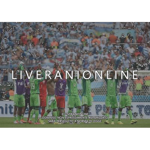 (140625) -- PORTO ALEGRE, June 25, 2014 () -- Nigeria\'s players applaud the audience after a Group F match between Nigeria and Argentina of 2014 FIFA World Cup at the Estadio Beira-Rio Stadium in Porto Alegre, Brazil, on June 25, 2014. Argentina won 3-2 over Nigeria on Wednesday. (/Li Ga)(pcy) AG ALDO LIVERANI SAS ONLY ITALY