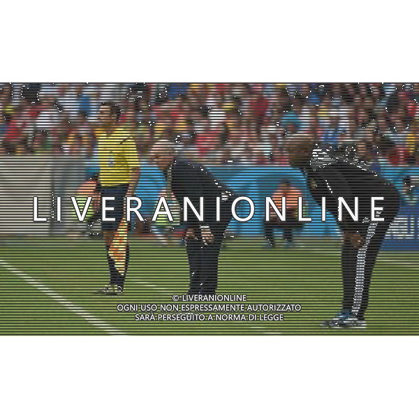 (140625) -- PORTO ALEGRE, June 25, 2014 () -- Argentina\'s coach Alejandro Sabella (C) and Nigeria\'s coach Stephen Keshi (R) look on during a Group F match between Nigeria and Argentina of 2014 FIFA World Cup at the Estadio Beira-Rio Stadium in Porto Alegre, Brazil, on June 25, 2014. Argentina won 3-2 over Nigeria on Wednesday. (/Li Ga)(pcy) AG ALDO LIVERANI SAS ONLY ITALY