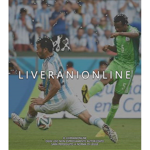 (140625) -- PORTO ALEGRE, June 25, 2014 () -- Argentina\'s Ezequiel Garay (L) attempts to block a shot by Nigeria\'s Efe Ambrose during a Group F match between Nigeria and Argentina of 2014 FIFA World Cup at the Estadio Beira-Rio Stadium in Porto Alegre, Brazil, on June 25, 2014. Argentina won 3-2 over Nigeria on Wednesday. (/Li Ga)(pcy) AG ALDO LIVERANI SAS ONLY ITALY