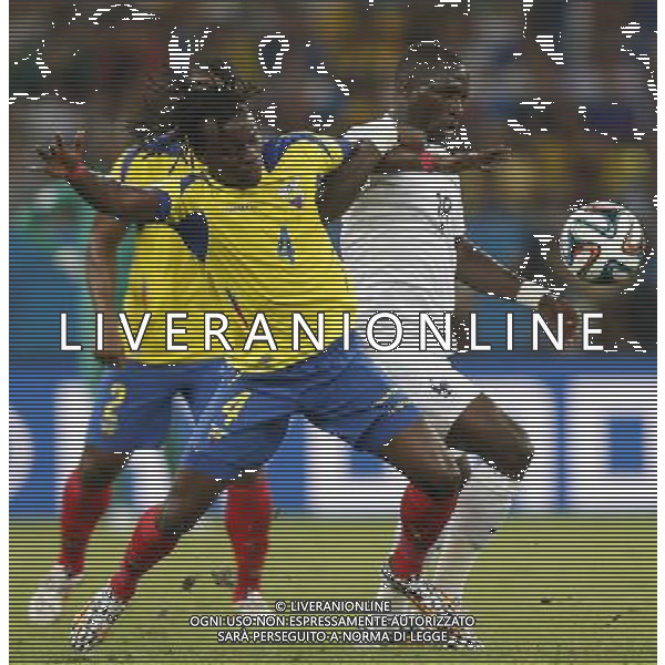 (140625) -- RIO DE JANEIRO, June 25, 2014 () -- Ecuador\'s Juan Carlos Paredes vies for the ball with France\'s Moussa Sissoko during a Group E match between Ecuador and France of 2014 FIFA World Cup at the Estadio do Maracana Stadium in Rio de Janeiro, Brazil, June 25, 2014. The match ended in a 0-0 draw. (/Wang Lili) AG ALDO LIVERANI SAS ONLY ITALY
