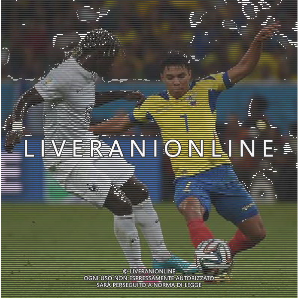 (140625) -- RIO DE JANEIRO, June 25, 2014 () -- Ecuador\'s Jefferson Montero vies for the ball with France\'s Bacary Sagna during a Group E match between Ecuador and France of 2014 FIFA World Cup at the Estadio do Maracana Stadium in Rio de Janeiro, Brazil, June 25, 2014. The match ended in a 0-0 draw. (/Wang Yuguo) AG ALDO LIVERANI SAS ONLY ITALY