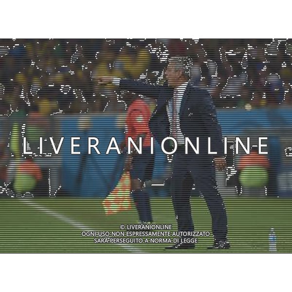 (140625) -- RIO DE JANEIRO, June 25, 2014 () -- Ecuador\'s coach Reinaldo Rueda gives instructions during a Group E match between Ecuador and France of 2014 FIFA World Cup at the Estadio do Maracana Stadium in Rio de Janeiro, Brazil, June 25, 2014. The match ended in a 0-0 draw. (/Wang Yuguo) AG ALDO LIVERANI SAS ONLY ITALY
