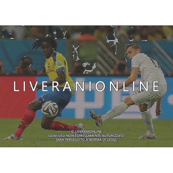 (140625) -- RIO DE JANEIRO, June 25, 2014 () -- Ecuador\'s Juan Carlos Paredes vies with France\'s Lucas Digne during a Group E match between Ecuador and France of 2014 FIFA World Cup at the Estadio do Maracana Stadium in Rio de Janeiro, Brazil, June 25, 2014. (/Xu Zijian) AG ALDO LIVERANI SAS ONLY ITALY