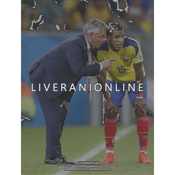 (140625) -- RIO DE JANEIRO, June 25, 2014 () -- Ecuador\'s coach Reinaldo Rueda speaks with Michael Arroyo during a Group E match between Ecuador and France of 2014 FIFA World Cup at the Estadio do Maracana Stadium in Rio de Janeiro, Brazil, June 25, 2014. (/Wang Lili) AG ALDO LIVERANI SAS ONLY ITALY