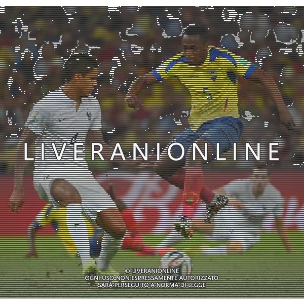 (140625) -- RIO DE JANEIRO, June 25, 2014 () -- Ecuador\'s Renato Ibarra vies with France\'s Raphael Varane during a Group E match between Ecuador and France of 2014 FIFA World Cup at the Estadio do Maracana Stadium in Rio de Janeiro, Brazil, June 25, 2014. (/Wang Yuguo) AG ALDO LIVERANI SAS ONLY ITALY