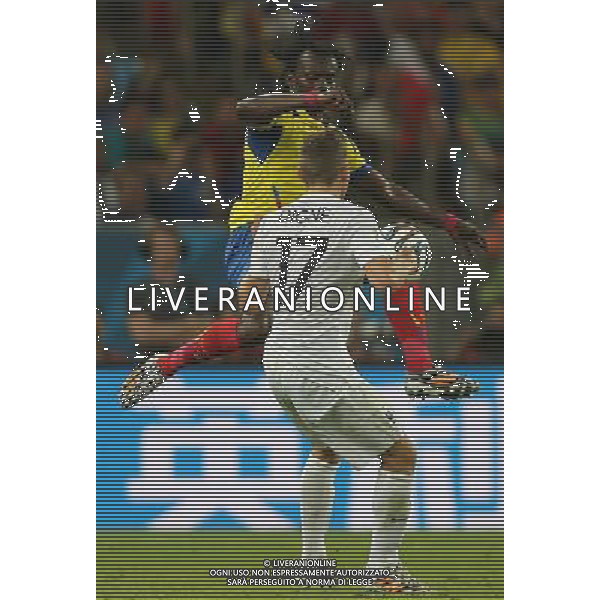 (140625) -- RIO DE JANEIRO, June 25, 2014 () -- Ecuador\'s Juan Carlos Paredes vies with France\'s Lucas Digne during a Group E match between Ecuador and France of 2014 FIFA World Cup at the Estadio do Maracana Stadium in Rio de Janeiro, Brazil, June 25, 2014. (/Xu Zijian) AG ALDO LIVERANI SAS ONLY ITALY