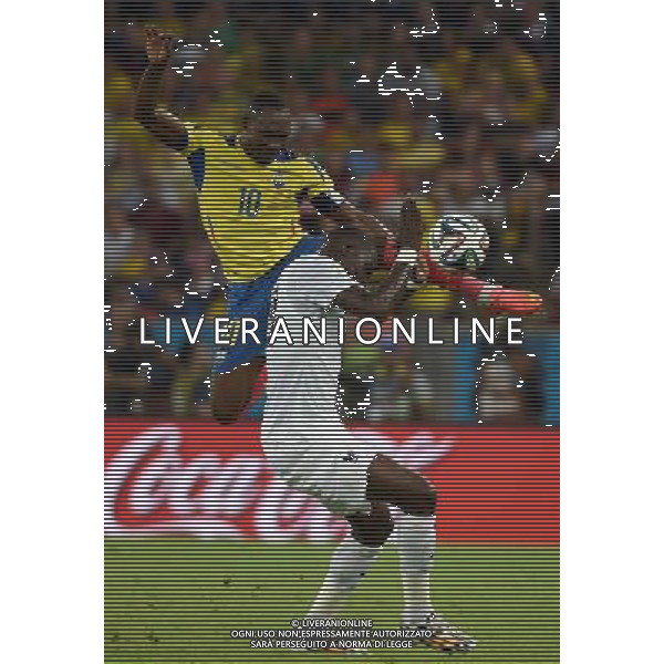 (140625) -- RIO DE JANEIRO, June 25, 2014 () -- Ecuador\'s Walter Ayovi jumps for the ball during a Group E match between Ecuador and France of 2014 FIFA World Cup at the Estadio do Maracana Stadium in Rio de Janeiro, Brazil, June 25, 2014. (/Wang Yuguo) AG ALDO LIVERANI SAS ONLY ITALY