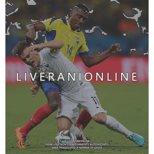 (140625) -- RIO DE JANEIRO, June 25, 2014 () -- Ecuador\'s Oswaldo Minda vies with France\'s Antoine Griezmann during a Group E match between Ecuador and France of 2014 FIFA World Cup at the Estadio do Maracana Stadium in Rio de Janeiro, Brazil, June 25, 2014. (/Xu Zijian) AG ALDO LIVERANI SAS ONLY ITALY