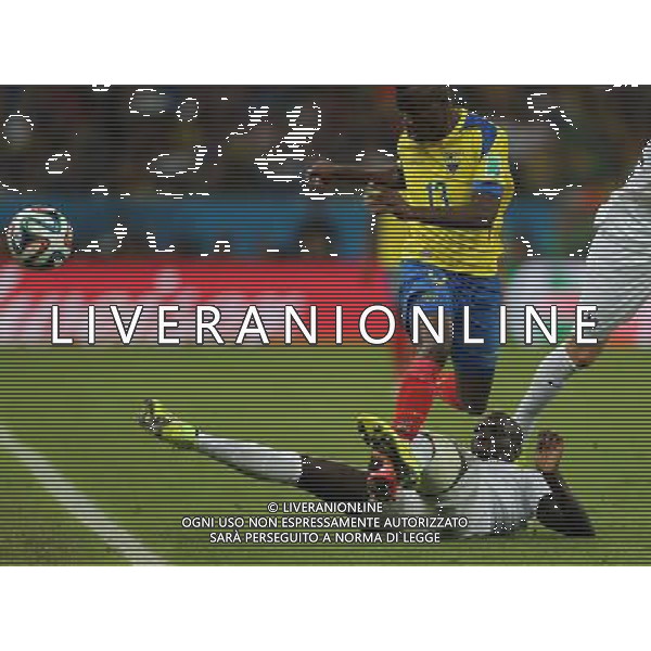 (140625) -- RIO DE JANEIRO, June 25, 2014 () -- Ecuador\'s Enner Valencia vies with France\'s Mamadou Sakho during a Group E match between Ecuador and France of 2014 FIFA World Cup at the Estadio do Maracana Stadium in Rio de Janeiro, Brazil, June 25, 2014. (/Xu Zijian) AG ALDO LIVERANI SAS ONLY ITALY