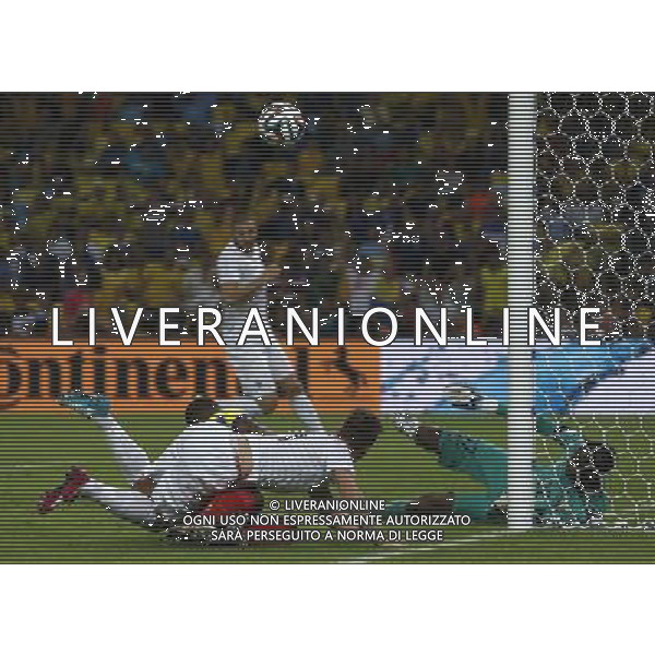 (140625) -- RIO DE JANEIRO, June 25, 2014 () -- France\'s Antoine Griezmann (2nd R) shoots the ball during a Group E match between Ecuador and France of 2014 FIFA World Cup at the Estadio do Maracana Stadium in Rio de Janeiro, Brazil, June 25, 2014. (/Wang Lili) AG ALDO LIVERANI SAS ONLY ITALY