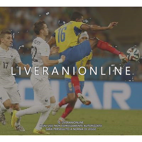 (140625) -- RIO DE JANEIRO, June 25, 2014 () -- Ecuador\'s Antonio Valencia (1st R) vies for the ball during a Group E match between Ecuador and France of 2014 FIFA World Cup at the Estadio do Maracana Stadium in Rio de Janeiro, Brazil, June 25, 2014. (/Wang Lili) AG ALDO LIVERANI SAS ONLY ITALY