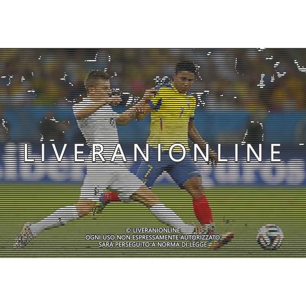 (140625) -- RIO DE JANEIRO, June 25, 2014 () -- Ecuador\'s Jefferson Montero vies with France\'s Lucas Digne during a Group E match between Ecuador and France of 2014 FIFA World Cup at the Estadio do Maracana Stadium in Rio de Janeiro, Brazil, June 25, 2014. (/Wang Lili) AG ALDO LIVERANI SAS ONLY ITALY