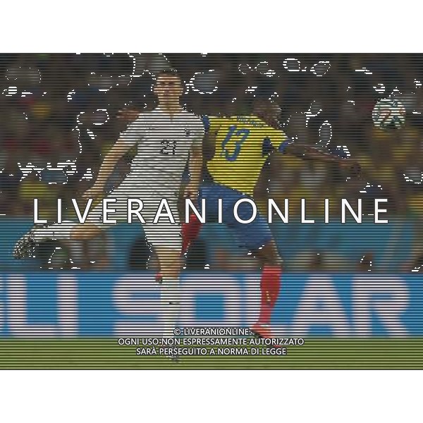 (140625) -- RIO DE JANEIRO, June 25, 2014 () -- Ecuador\'s Enner Valencia vies with France\'s Laurent Koscielny during a Group E match between Ecuador and France of 2014 FIFA World Cup at the Estadio do Maracana Stadium in Rio de Janeiro, Brazil, June 25, 2014. (/Xu Zijian) AG ALDO LIVERANI SAS ONLY ITALY