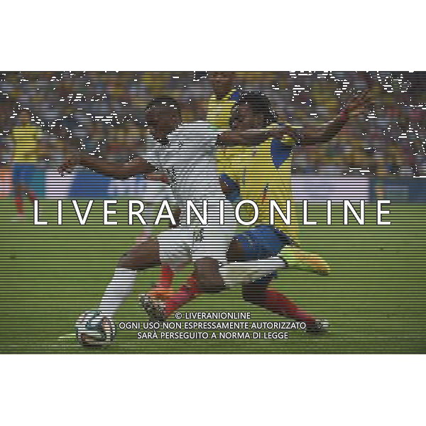 (140625) -- RIO DE JANEIRO, June 25, 2014 () -- Ecuador\'s Juan Carlos Paredes vies with France\'s Blaise Matuidi during a Group E match between Ecuador and France of 2014 FIFA World Cup at the Estadio do Maracana Stadium in Rio de Janeiro, Brazil, June 25, 2014. (/Wang Yuguo) AG ALDO LIVERANI SAS ONLY ITALY