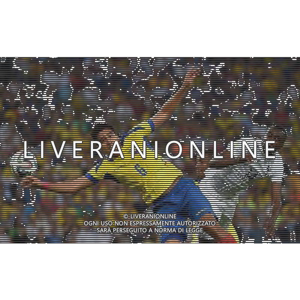 (140625) -- RIO DE JANEIRO, June 25, 2014 () -- Ecuador\'s Cristian Noboa vies with France\'s Blaise Matuidi during a Group E match between Ecuador and France of 2014 FIFA World Cup at the Estadio do Maracana Stadium in Rio de Janeiro, Brazil, June 25, 2014. (/Wang Yuguo) AG ALDO LIVERANI SAS ONLY ITALY