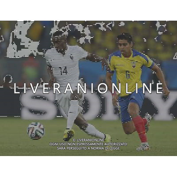 (140625) -- RIO DE JANEIRO, June 25, 2014 () -- Ecuador\'s Cristian Noboa vies with France\'s Blaise Matuidi during a Group E match between Ecuador and France of 2014 FIFA World Cup at the Estadio do Maracana Stadium in Rio de Janeiro, Brazil, June 25, 2014. (/Wang Lili) AG ALDO LIVERANI SAS ONLY ITALY