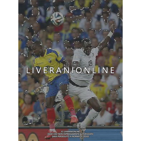 (140625) -- RIO DE JANEIRO, June 25, 2014 () -- Ecuador\'s Walter Ayovi vies with France\'s Moussa Sissoko during a Group E match between Ecuador and France of 2014 FIFA World Cup at the Estadio do Maracana Stadium in Rio de Janeiro, Brazil, June 25, 2014. (/Wang Lili) AG ALDO LIVERANI SAS ONLY ITALY