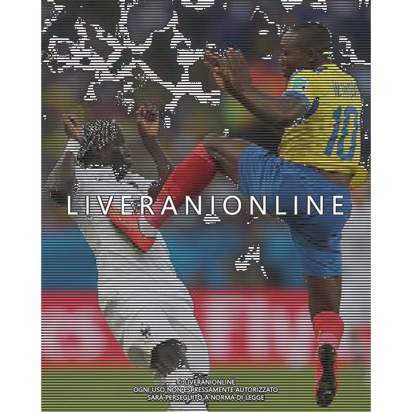 (140625) -- RIO DE JANEIRO, June 25, 2014 () -- Ecuador\'s Walter Ayovi vies with France\'s Bacary Sagna during a Group E match between Ecuador and France of 2014 FIFA World Cup at the Estadio do Maracana Stadium in Rio de Janeiro, Brazil, June 25, 2014. (/Xu Zijian) AG ALDO LIVERANI SAS ONLY ITALY