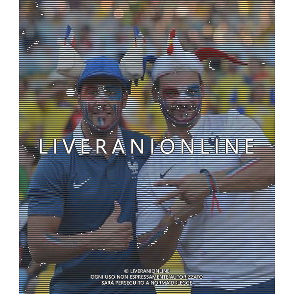 (140625) -- RIO DE JANEIRO, June 25, 2014 () -- France\'s fans pose before a Group E match between Ecuador and France of 2014 FIFA World Cup at the Estadio do Maracana Stadium in Rio de Janeiro, Brazil, June 25, 2014. (/Wang Yuguo) AG ALDO LIVERANI SAS ONLY ITALY