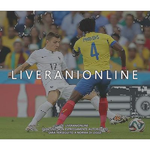 (140625) -- RIO DE JANEIRO, June 25, 2014 () -- Ecuador\'s Juan Carlos Paredes vies with France\'s Lucas Digne during a Group E match between Ecuador and France of 2014 FIFA World Cup at the Estadio do Maracana Stadium in Rio de Janeiro, Brazil, June 25, 2014. (/Xu Zijian) AG ALDO LIVERANI SAS ONLY ITALY