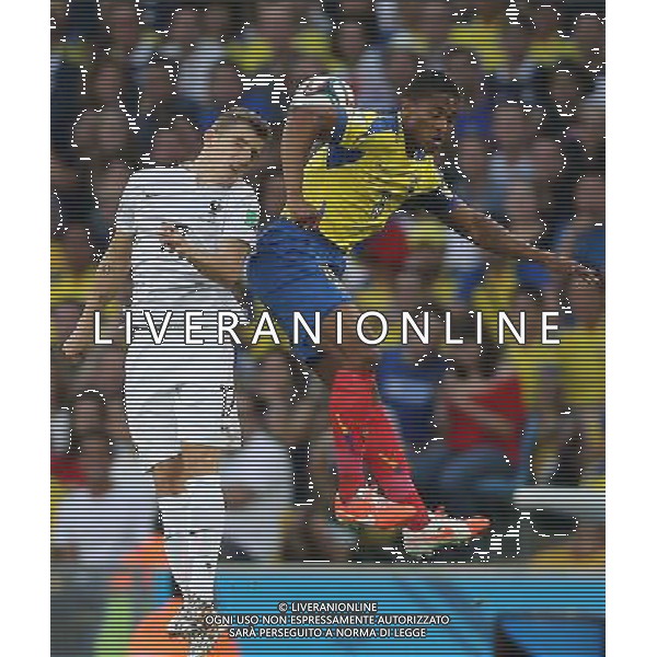 (140625) -- RIO DE JANEIRO, June 25, 2014 () -- Ecuador\'s Antonio Valencia vies with France\'s Lucas Digne during a Group E match between Ecuador and France of 2014 FIFA World Cup at the Estadio do Maracana Stadium in Rio de Janeiro, Brazil, June 25, 2014. (/Xu Zijian) AG ALDO LIVERANI SAS ONLY ITALY