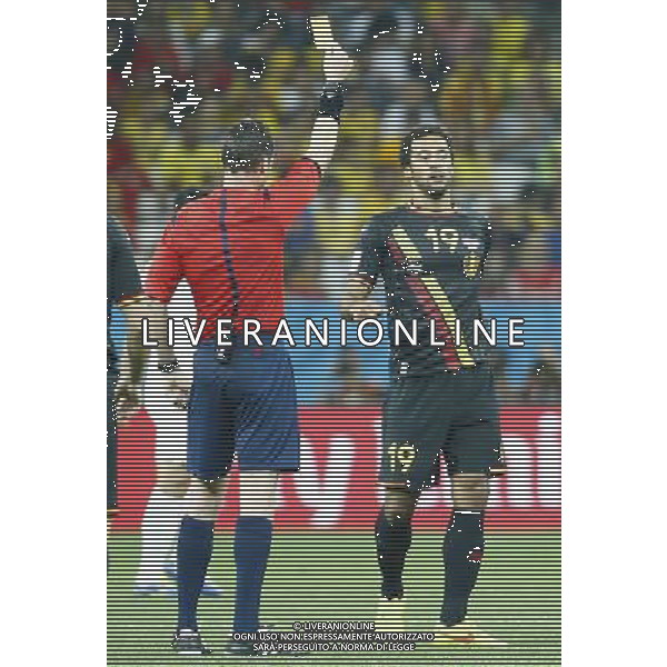 (140626) -- SAO PAULO, June 26, 2014 () -- Referee Benjamin Williams (L) gives a yellow card to Belgium\'s Mousa Dembele (R) during a Group H match between Korea Republic and Belgium of 2014 FIFA World Cup at the Arena de Sao Paulo Stadium in Sao Paulo, Brazil, on June 26, 2014. (/Chen Jianli)(xzj) ©PHOTOHOT/Agenzia Aldo Liverani sas - ITALY ONLY - EDITORIAL USE ONLY