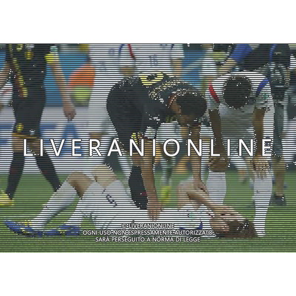 (140626) -- SAO PAULO, June 26, 2014 () -- Belgium\'s Mousa Dembele (L, front) comforts Korea Republic\'s Kim Young Gwon (bottom) after a Group H match between Korea Republic and Belgium of 2014 FIFA World Cup at the Arena de Sao Paulo Stadium in Sao Paulo, Brazil, on June 26, 2014. Belgium won 1-0 over Korea Republic on Thursday. Belgium and Algeria enter Round of 16 from Group H. (/Chen Jianli)(pcy) ©PHOTOHOT/Agenzia Aldo Liverani sas - ITALY ONLY - EDITORIAL USE ONLY