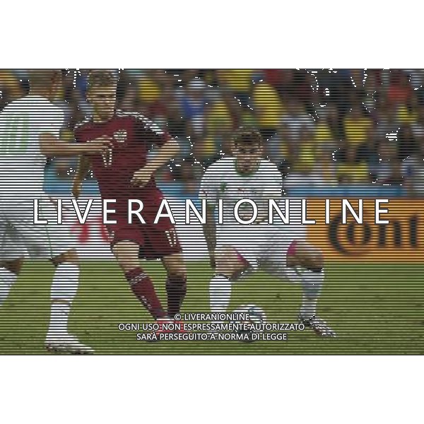 (140626) -- CURITIBA, June 26, 2014 () -- Algeria\'s Carl Medjani (R) vies with Russia\'s Oleg Shatov during a Group H match between Algeria and Russia of 2014 FIFA World Cup at the Arena da Baixada Stadium in Curitiba, Brazil, June 26, 2014. (/Liao Yujie) ©PHOTOHOT/Agenzia Aldo Liverani sas - ITALY ONLY - EDITORIAL USE ONLY