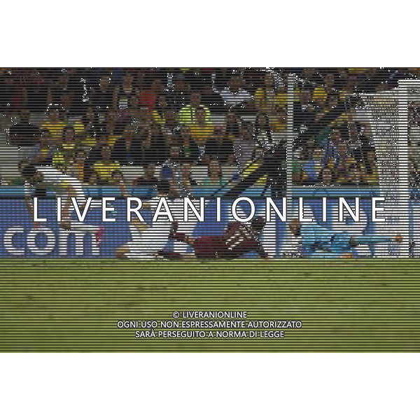 (140626) -- CURITIBA, June 26, 2014 () -- Algeria\'s goalkeeper Rais Mbolhi vies with Russia\'s Aleksandr Kerzhakov during a Group H match between Algeria and Russia of 2014 FIFA World Cup at the Arena da Baixada Stadium in Curitiba, Brazil, June 26, 2014. (/Liao Yujie) ©PHOTOHOT/Agenzia Aldo Liverani sas - ITALY ONLY - EDITORIAL USE ONLY