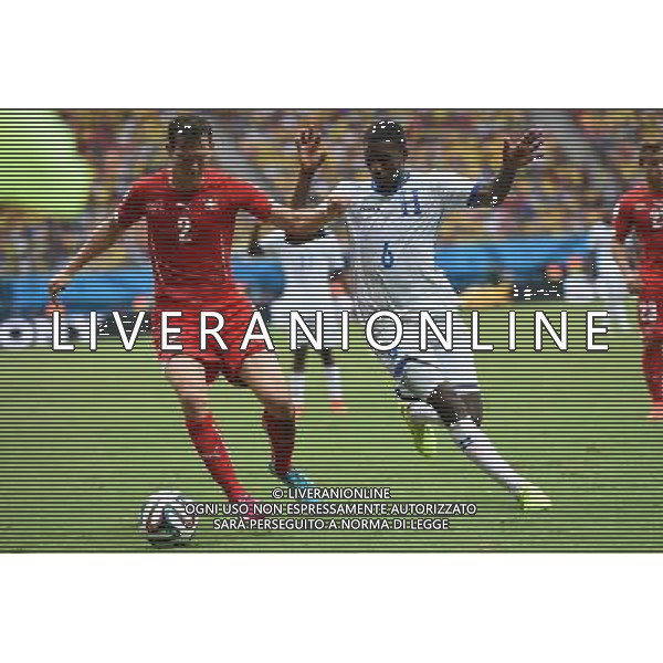 (140625) -- MANAUS, June 25, 2014 () -- Switzerland\'s Stephan Lichtsteiner (L, front) vies with Honduras\' Juan Carlos Garcia during a Group E match between Honduras and Switzerland of 2014 FIFA World Cup at the Arena Amazonia Stadium in Manaus, Brazil, on June 25, 2014.(/Liu Dawei)(pcy) ©PHOTOSHOT/Agenzia Aldo Liverani sas - ITALY ONLY - EDITORIAL USE ONLY