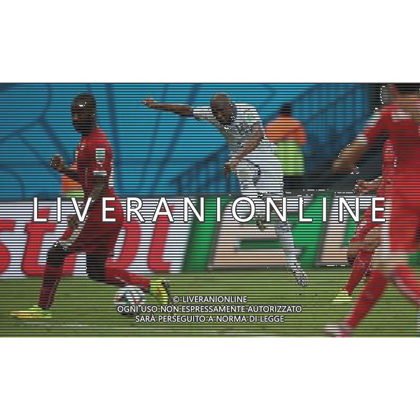 (140625) -- MANAUS, June 25, 2014 () -- Honduras\' Jerry Palacios (2nd L) shoots the ball during a Group E match between Honduras and Switzerland of 2014 FIFA World Cup at the Arena Amazonia Stadium in Manaus, Brazil, on June 25, 2014. Switzerland won 3-0 over Honduras on Wednesday. (/Li Ming)(pcy) ©PHOTOSHOT/Agenzia Aldo Liverani sas - ITALY ONLY - EDITORIAL USE ONLY