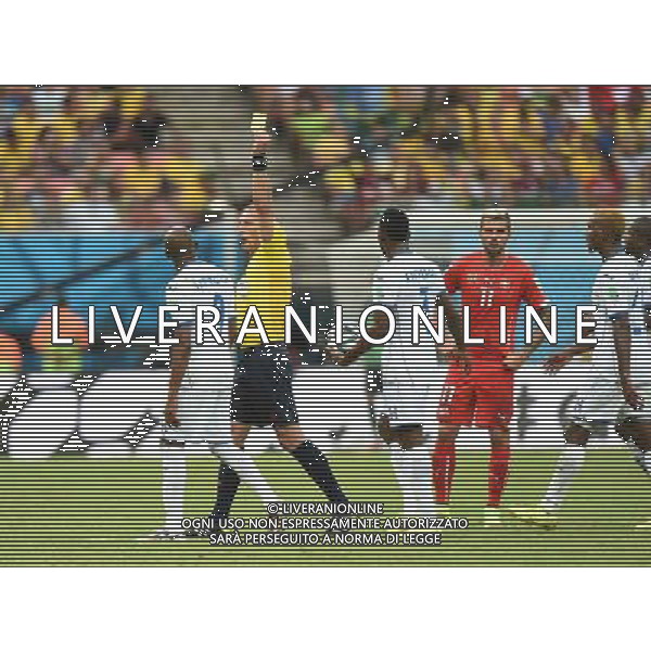 (140625) -- MANAUS, June 25, 2014 () -- Argentina\'s referee Nestor Pitana gives a yellow card to Honduras\' Jerry Palacios (1st L) during a Group E match between Honduras and Switzerland of 2014 FIFA World Cup at the Arena Amazonia Stadium in Manaus, Brazil, on June 25, 2014.(/Liu Dawei)(pcy) ©PHOTOSHOT/Agenzia Aldo Liverani sas - ITALY ONLY - EDITORIAL USE ONLY