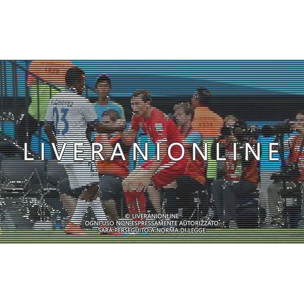 (140625) -- MANAUS, June 25, 2014 () -- Honduras\' Marvin Chavez (L, front) helps Switzerland\'s Stephan Lichtsteiner get up during a Group E match between Honduras and Switzerland of 2014 FIFA World Cup at the Arena Amazonia Stadium in Manaus, Brazil, on June 25, 2014. Switzerland won 3-0 over Honduras on Wednesday. (/Li Ming)(pcy) ©PHOTOSHOT/Agenzia Aldo Liverani sas - ITALY ONLY - EDITORIAL USE ONLY