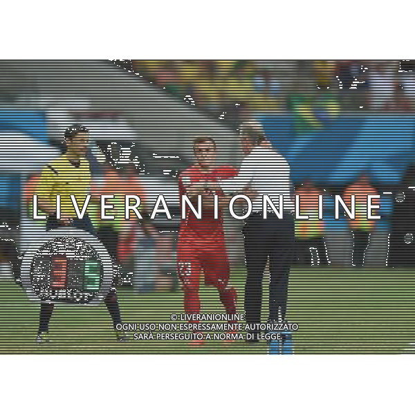 (140625) -- MANAUS, June 25, 2014 () -- Switzerland\'s Xherdan Shaqiri (C) greets coach Ottmar Hitzfeld (R) as he is replaced during a Group E match between Honduras and Switzerland of 2014 FIFA World Cup at the Arena Amazonia Stadium in Manaus, Brazil, on June 25, 2014.(/Liu Dawei)(pcy) ©PHOTOSHOT/Agenzia Aldo Liverani sas - ITALY ONLY - EDITORIAL USE ONLY