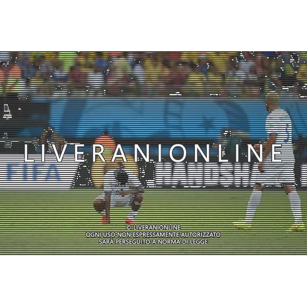 (140625) -- MANAUS, June 25, 2014 () -- Honduras\' Marvin Chavez (L) reacts after a Group E match between Honduras and Switzerland of 2014 FIFA World Cup at the Arena Amazonia Stadium in Manaus, Brazil, on June 25, 2014.(/Liu Dawei)(pcy) ©PHOTOSHOT/Agenzia Aldo Liverani sas - ITALY ONLY - EDITORIAL USE ONLY