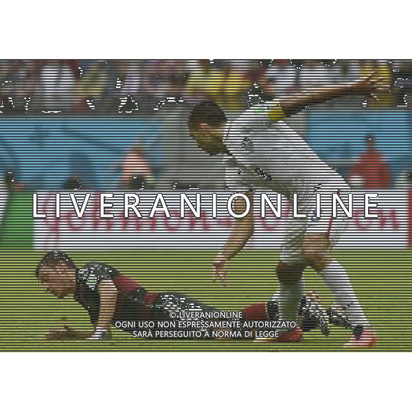 (140626) -- RECIFE, June 26, 2014 () -- Clint Dempsey of the U.S. (R) vies with Germany\'s Mesut Ozil during a Group G match between the U.S. and Germany of 2014 FIFA World Cup at the Arena Pernambuco Stadium in Recife, Brazil, on June 26, 2014.(/Lui Siu Wai)(pcy) ©PHOTOHOT/Agenzia Aldo Liverani sas - ITALY ONLY - EDITORIAL USE ONLY