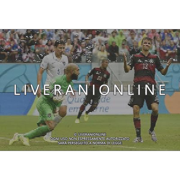 (140626) -- RECIFE, June 26, 2014 () -- Germany\'s Thomas Muller (R) reacts as goalkeeper of the U.S. Tim Howard (front) stops an attack during a Group G match between the U.S. and Germany of 2014 FIFA World Cup at the Arena Pernambuco Stadium in Recife, Brazil, on June 26, 2014.(/Lui Siu Wai)(pcy) ©PHOTOHOT/Agenzia Aldo Liverani sas - ITALY ONLY - EDITORIAL USE ONLY