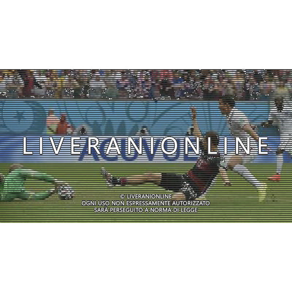 (140626) -- RECIFE, June 26, 2014 () -- Goalkeeper Tim Howard (1st L) of the U.S. blocks the ball shot by Germany\'s Thomas Muller (2nd L) during a Group G match between the U.S. and Germany of 2014 FIFA World Cup at the Arena Pernambuco Stadium in Recife, Brazil, on June 26, 2014.(/Lui Siu Wai)(pcy) ©PHOTOHOT/Agenzia Aldo Liverani sas - ITALY ONLY - EDITORIAL USE ONLY