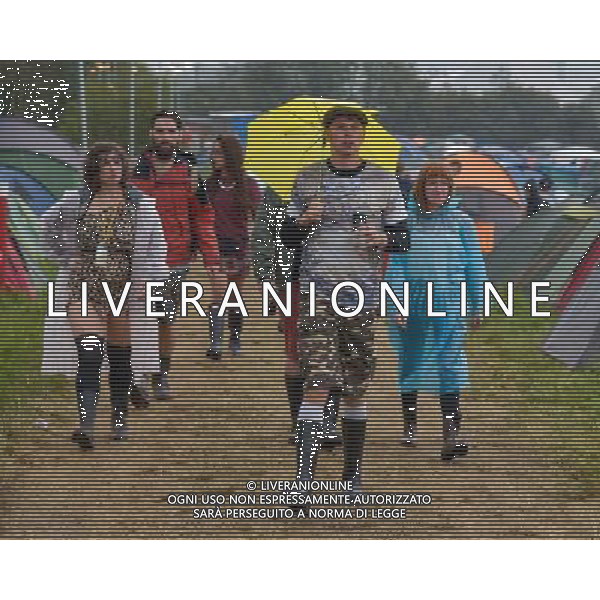 Glastonbury, UK, 26/06/2014 : Atmosphere and arrivals at Glastonbury Festival. Fans and festival goers arrive and get in the sprit before the music and arts festival starts for real on Friday. Picture by Julie Edwards ©PHOTOHOT/Agenzia Aldo Liverani sas - ITALY ONLY - EDITORIAL USE ONLY