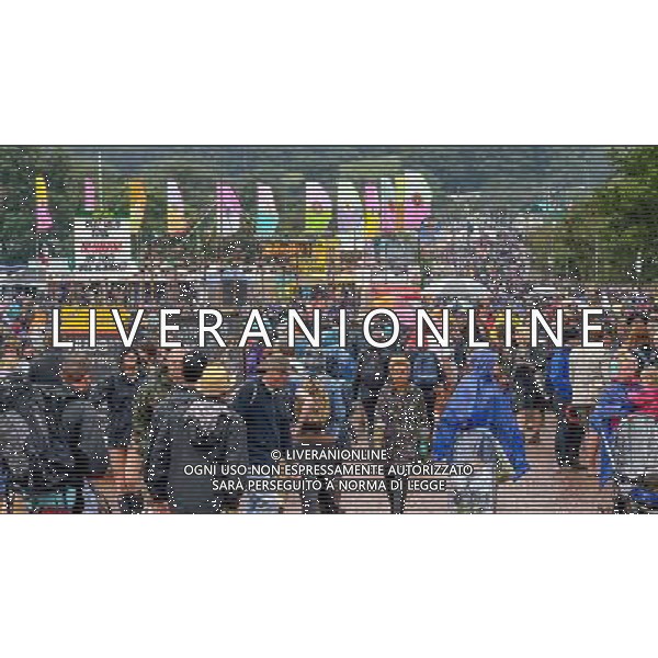 Glastonbury, UK, 26/06/2014 : Atmosphere and arrivals at Glastonbury Festival. Fans and festival goers arrive and get in the sprit before the music and arts festival starts for real on Friday. Picture by Julie Edwards ©PHOTOHOT/Agenzia Aldo Liverani sas - ITALY ONLY - EDITORIAL USE ONLY