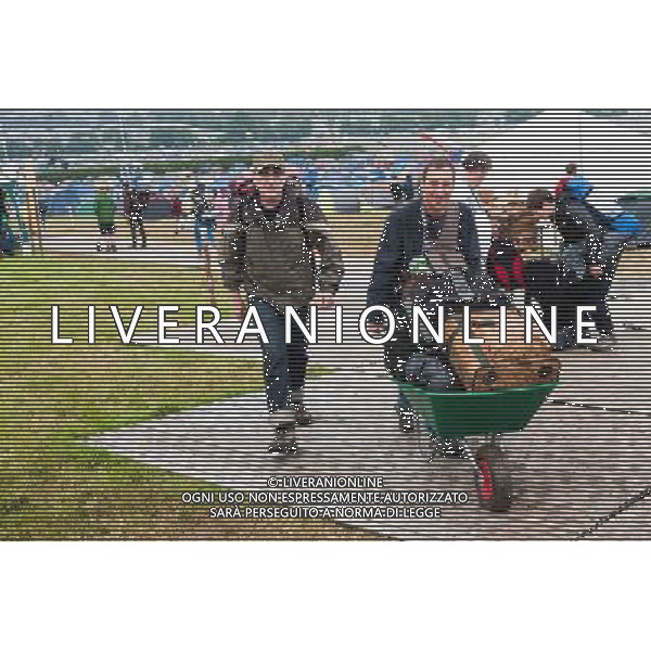 Festival goers arrive at Glastonbury Festival 2014, Worthy Farm, Pilton, Somerset, UK on Thursday 26th June 2014. ©PHOTOHOT/Agenzia Aldo Liverani sas - ITALY ONLY - EDITORIAL USE ONLY