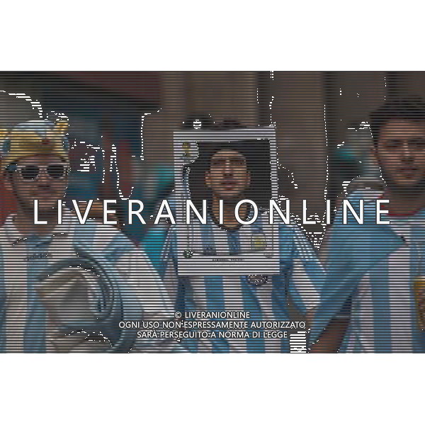 (140625) -- PORTO ALEGRE, June 25, 2014 () -- A supporter of Argentina is seen with a poster of Argentina\'s Lionel Messi on his face before a Group F match between Argentina and Nigeria of 2014 FIFA World Cup in Porto Alegre, Brazil, June 25, 2014.(/Jhon Paz)(pcy) ©PHOTOSHOT/Agenzia Aldo Liverani sas - ITALY ONLY - EDITORIAL USE ONLY
