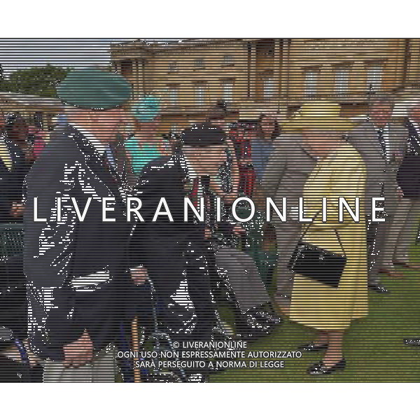 Queen Elizabeth II talks to a veteran while touring the \'Not Forgotten\' Association (NFA) Garden party, for the charity that helps ex service personnel. ©PHOTOSHOT/Agenzia Aldo Liverani sas - ITALY ONLY - EDITORIAL USE ONLY - La regina Elisabetta II d\'Inghilterra a Buckingham Palace, per partecipare all\'associazione per non dimenticare, a Londra.